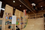 Sprosse "fliegt" über der Schulbibliothek