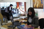 Girla - helfende Hand und kluger Kopf in der Bibliothek
